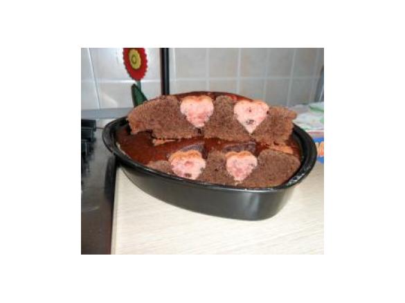 Torta semplice al cioccolato con cuoricini di muffin