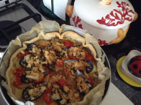 Torta salata profumo di mare (cozze, patate,gamberi e pomodorini)