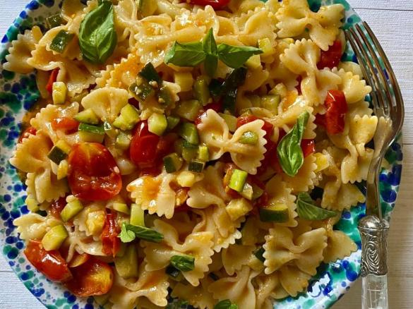 Farfalle zucchine, pomodorini e pesto