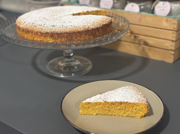 Torta carote, cocco e mandorle