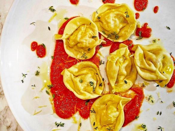 Ravioli ai gamberoni con crema fredda di pomodorini confit