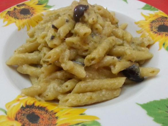 Pasta con zucchine, fiori di zucca, tonno e olive nere