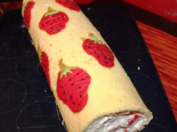 ROTOLO DECORATO CON CREMA AL LATTE