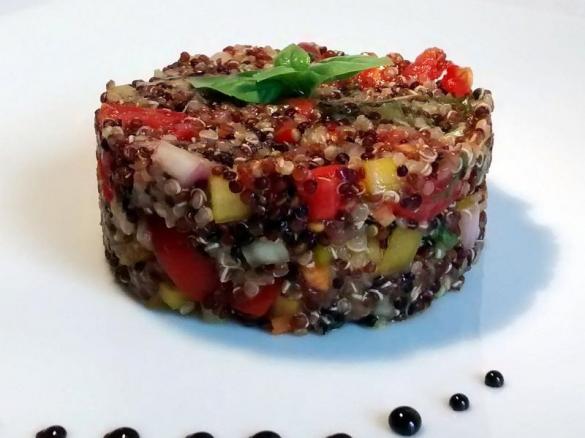 Mix di quinoa con verdure crude "contest lunchbox"