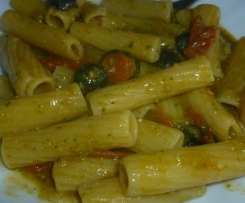 Pasta al pesto di rucola olive e pomodorini