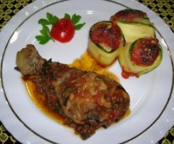 Cosce di pollo e involtini di zucchine
