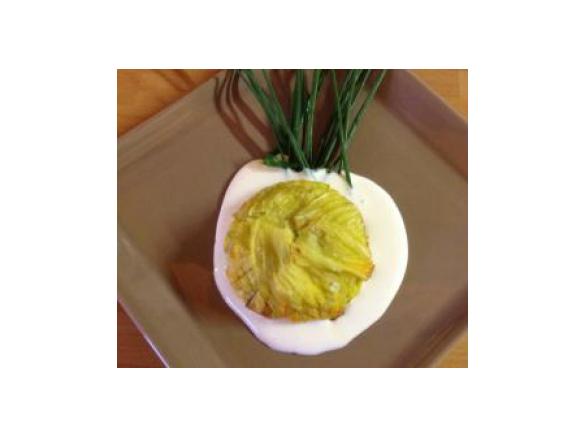 Sformatini di fiori di zucca, su letto di fonduta