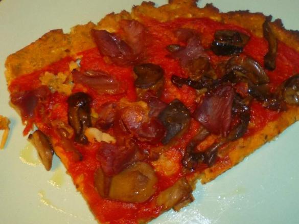 Pizza con base di cavolfiore , ceci e semi di chia ( pizza delle 3 C)