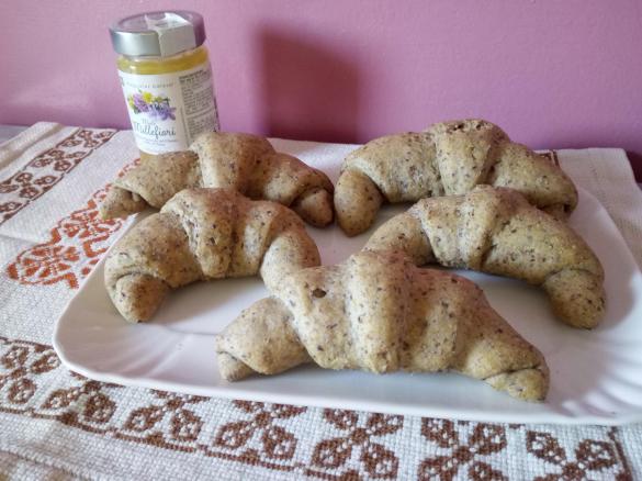Cornetti integrali salati con semi di lino (lievitazione lunga)