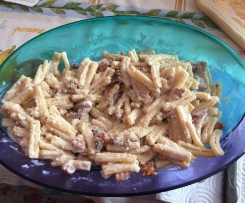 Caserecce con pancetta, noci e besciamella