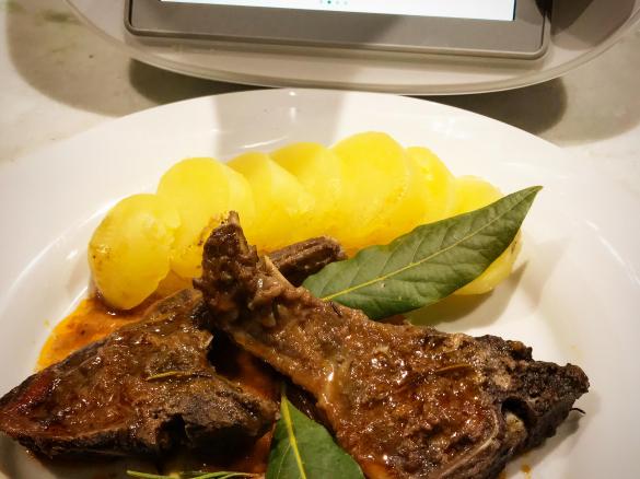 Brasato di agnello in cottura lenta