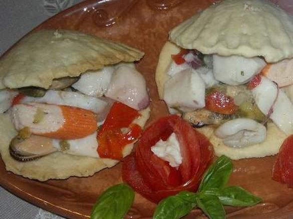 Insalata di mare in conchiglie 