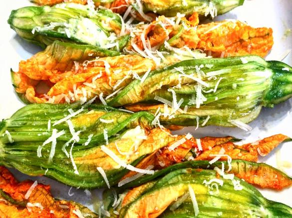 Fiori di zucca ripieni di zucchine e ricotta