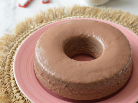 Ciambella al cacao cotta a vapore con copertura di cioccolato kinder
