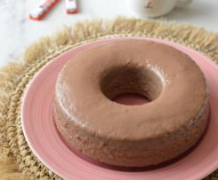 Ciambella al cacao cotta a vapore con copertura di cioccolato kinder