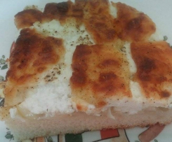 Focaccia bianca con ricotta cipolle e tuma