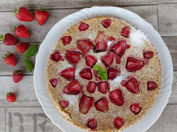 CLAFOUTIS DI FRAGOLE con farina di quinoa e latte di mandorle