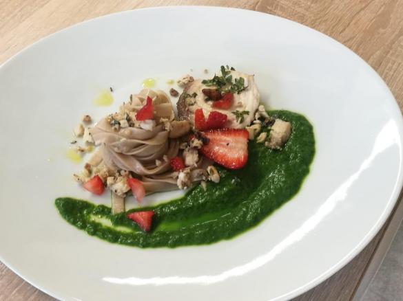 Tagliatelle alle fragole con ragu' di spada e spinaci