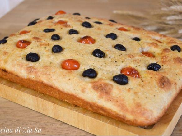 Focaccia al grana, pomodorini e olive