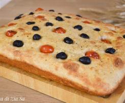 Focaccia al grana, pomodorini e olive