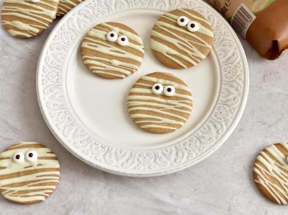 Biscotti di pasta frolla vegani con copertura di cioccolato bianco di soia vegan