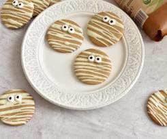 Biscotti di pasta frolla vegani con copertura di cioccolato bianco di soia vegan