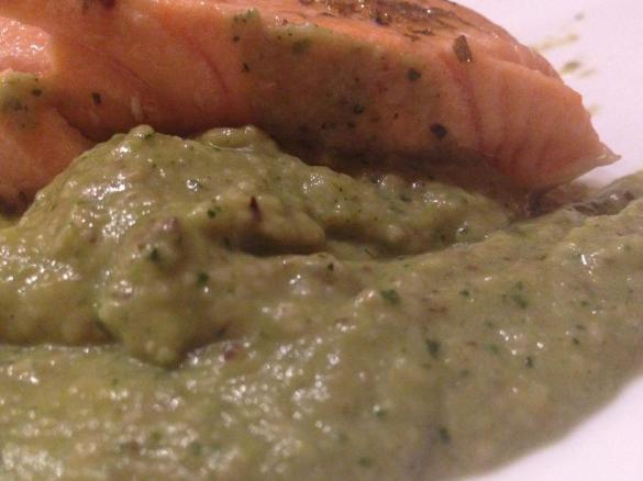 Tranci di salmone alla menta con crema di zucchine e funghi