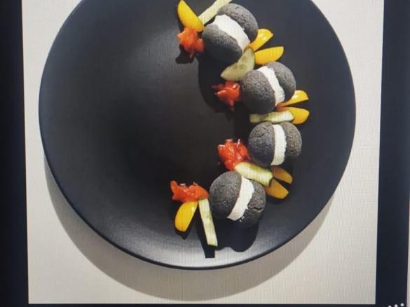 Baci di dama salati con dadolata di pomodori caramellati