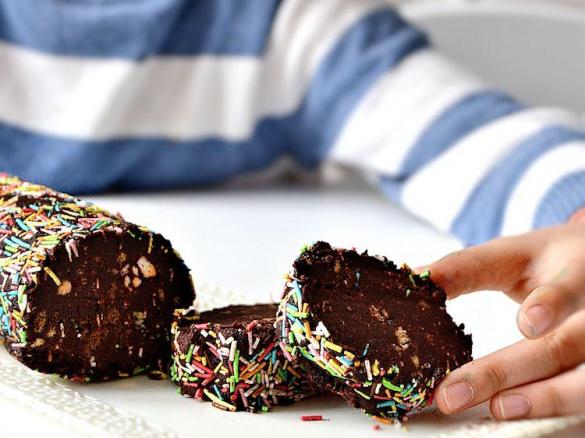 Salame al cioccolato colorato senza uova