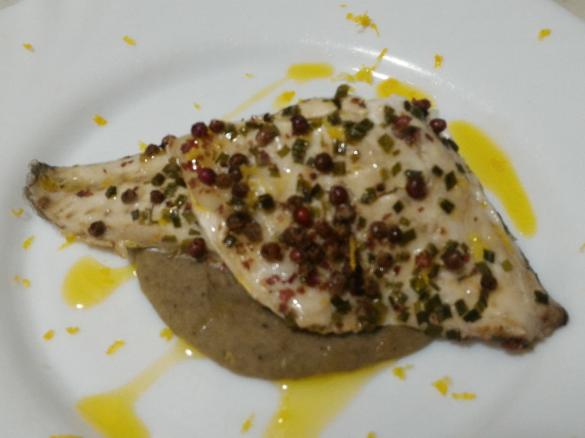 Filetti di branzino aromatici su passatina di fagioli mung