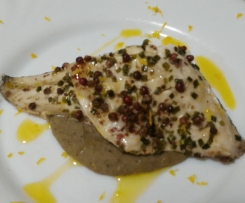 Filetti di branzino aromatici su passatina di fagioli mung