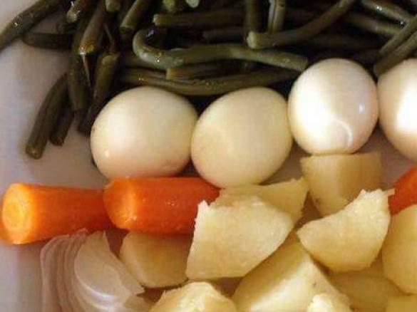 Insalata di verdure e uova sode 