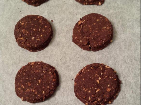 Biscotti al cacao con nocciole