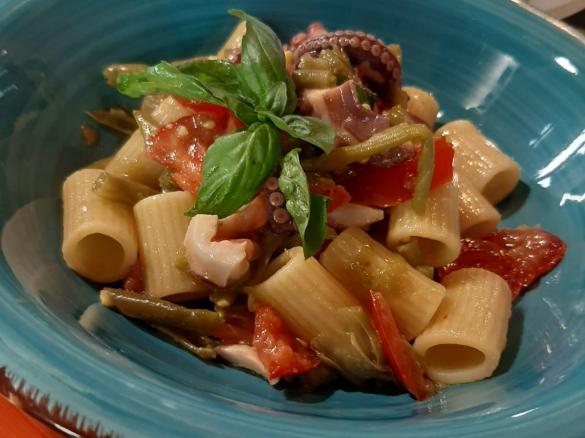 PASTA FREDDA CON POLPO FAGILINI POMODORI E OLIVE TAGGIASCHE ..