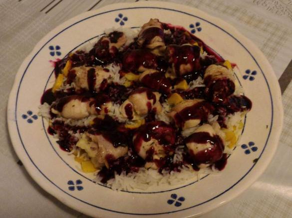 Rolatine di coniglio su riso basmati e zucchine gialle con salsa al mirtillo