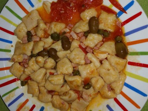 Sughetto pomodorini olive e capperi