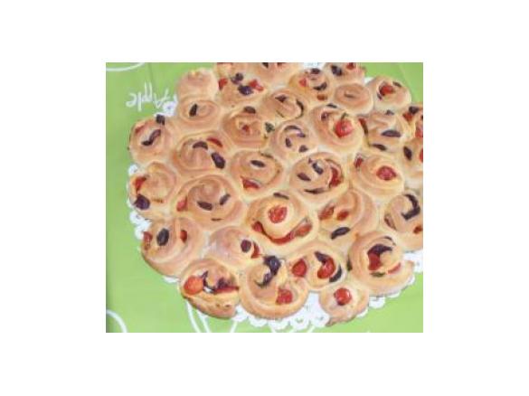 Torta di rose con olive e pomodorini