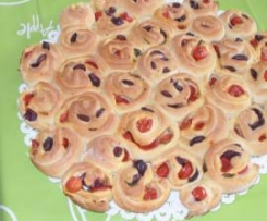 Torta di rose con olive e pomodorini