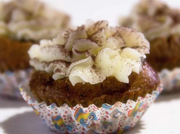 Cupcake al cioccolato con sorpresa e frosting alla panna