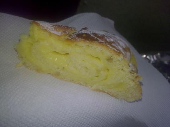 Girella con crema, pinoli e mele