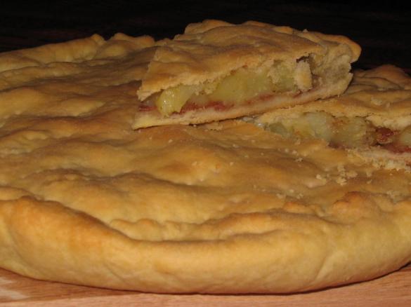 Focaccia pancetta patate e formaggio