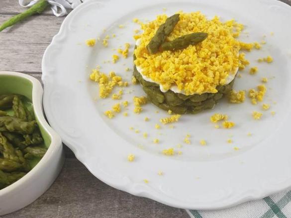 ANTIPASTO DI ASPARAGI CON UOVA MIMOSA