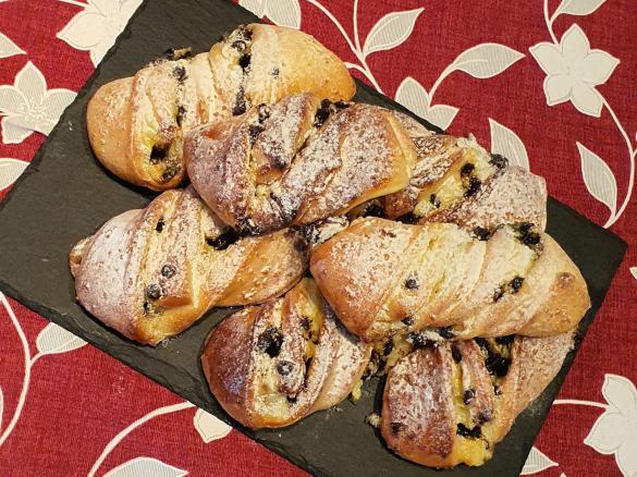 Nastrine brioche con crema e cioccolato