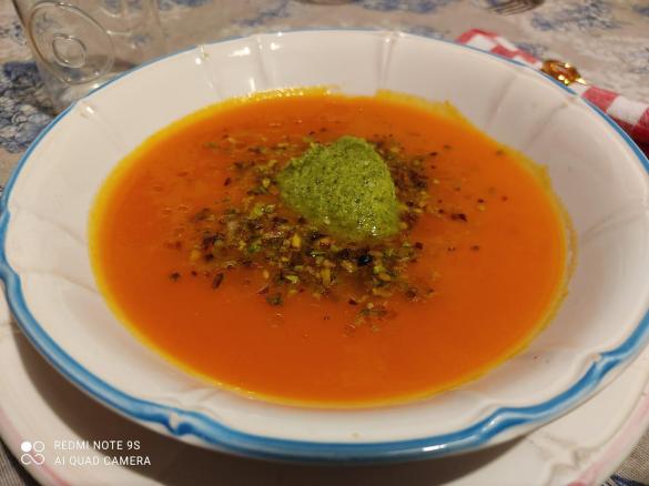 vellutata di zucca con quenelle di broccoletti e pistacchi