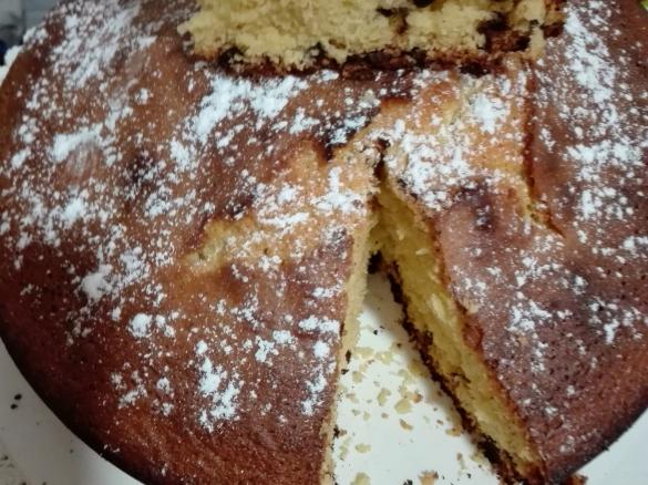 Torta all'acqua, cocco, rum e gocce di cioccolato