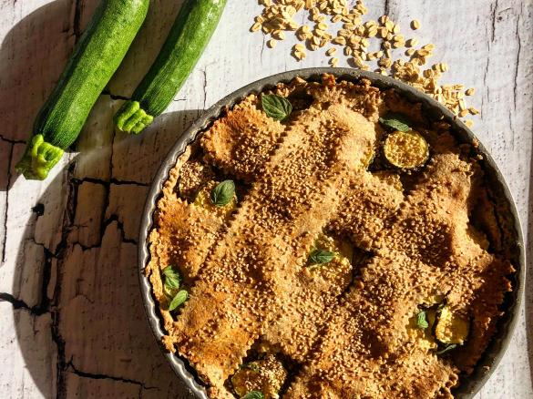 Crostata salata di brisè all’avena e vino ripiena di zucchine e caprino