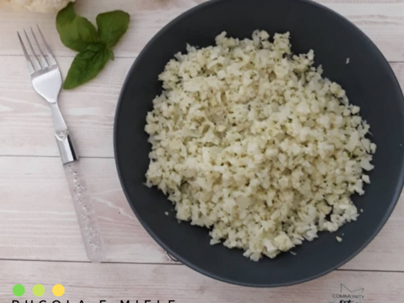 Riso di cavolfiore con pesto di basilico e mandorle (VEGAN - KETO/LOWCARB - GLUTENFREE)