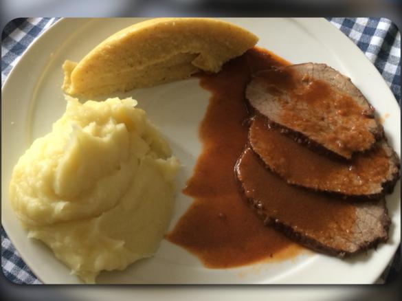 Brasato al vino con polenta e purè di patate