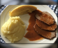 Brasato al vino con polenta e purè di patate