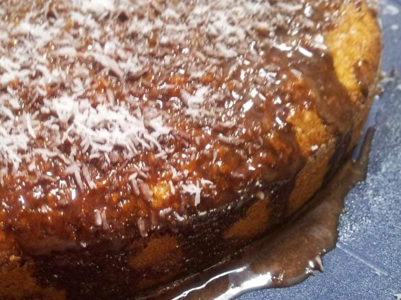 Torta caraibica al cocco con salsa al cioccolato